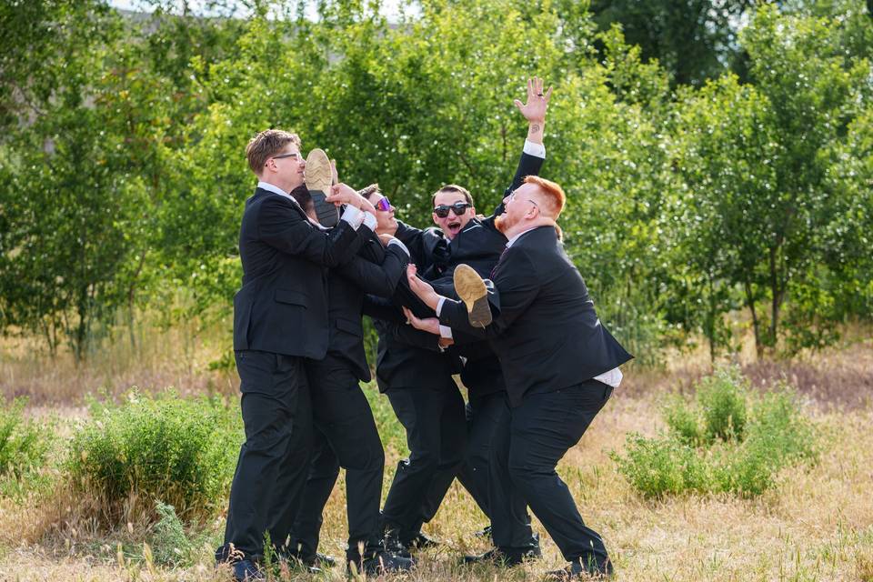 Groom toss