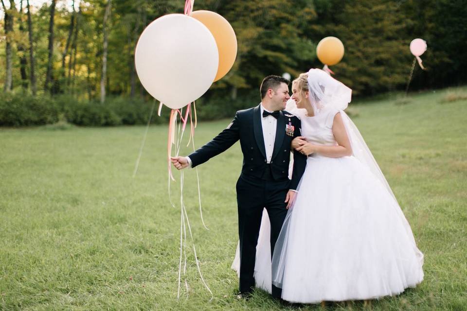 Newlyweds with balloons