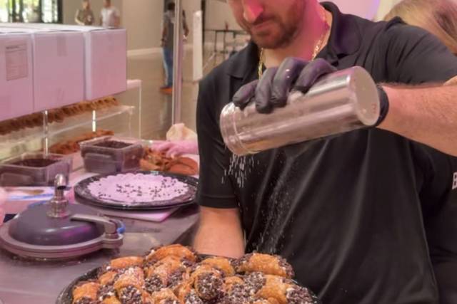 Powdering Cannolis