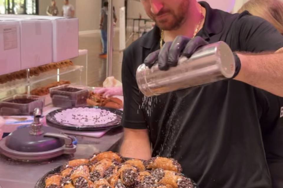 Powdering Cannolis