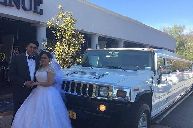 Couple with stretch hummer