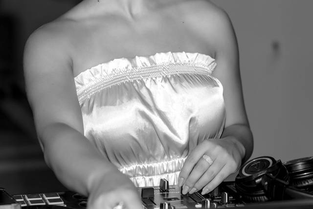 Laura Cabras Music Entertainment