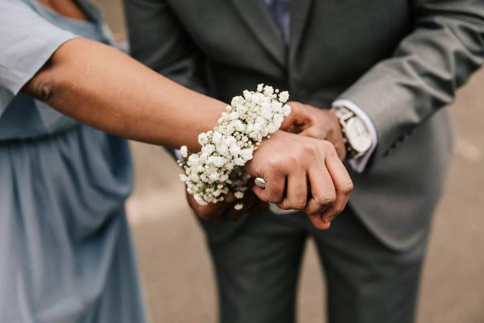 Such a sweet corsage idea!