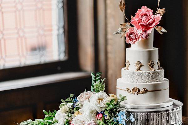 All the luxe details are on this updated traditional cake. Photo by Jenn Marie Wedding Photography