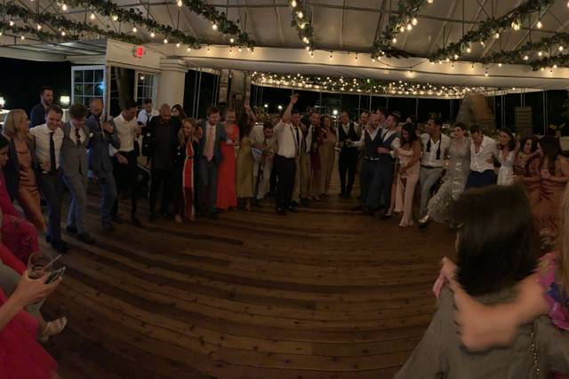 Circle-up dance floor