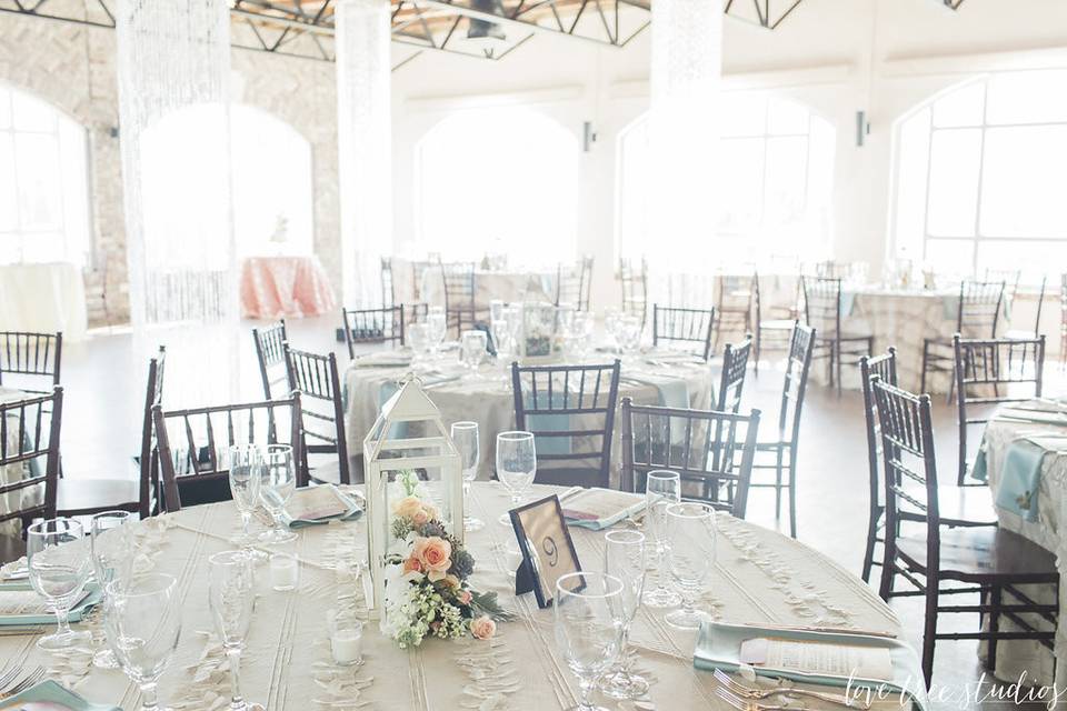 Design by Megan Masser Events
Photography by Love Tree Studios
Florals by Brunswick Town Florist
801 Ocean Venue