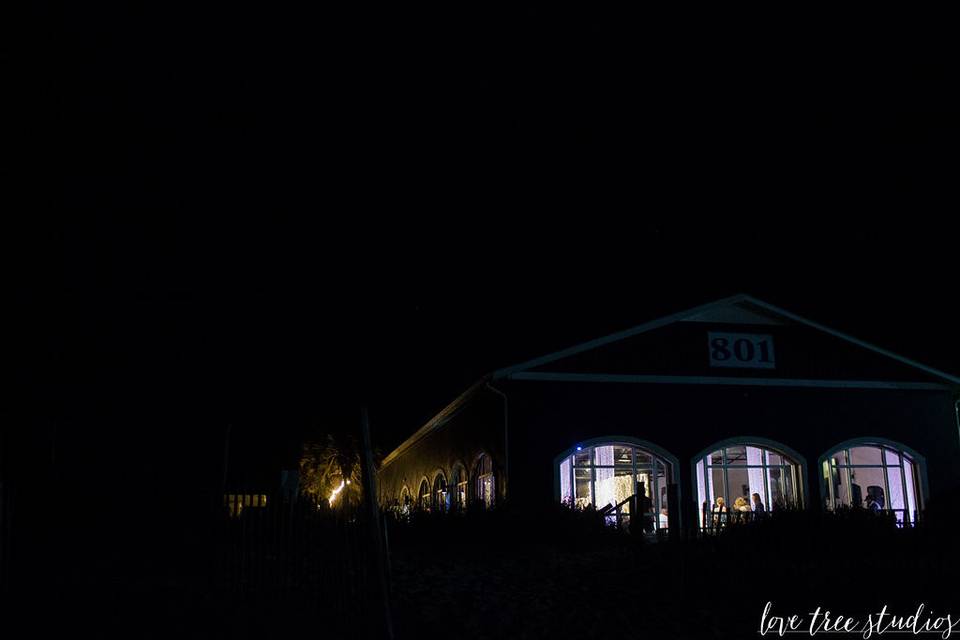 Design by Megan Masser Events
Photography by Love Tree Studios
801 Ocean Venue
Lighting by Wilmington Uplighting