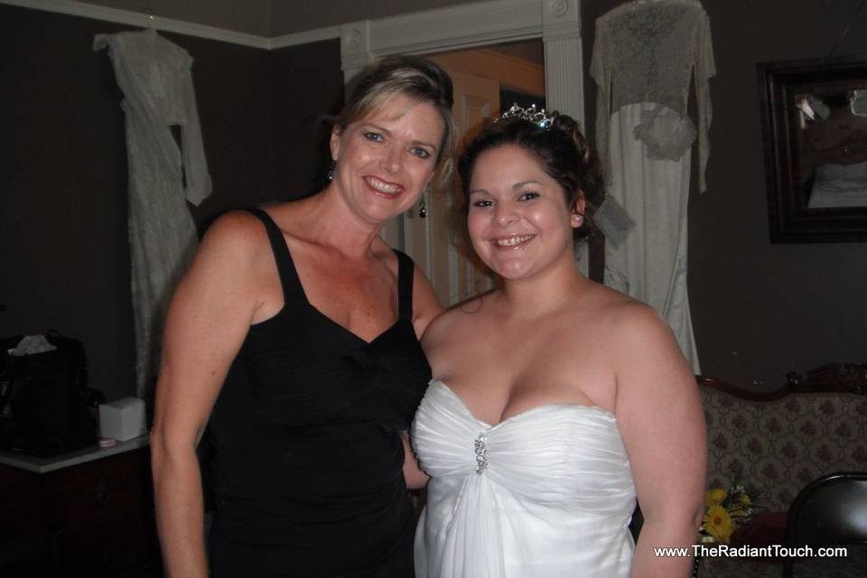 Beverly with the bride at Settlemeir House in Woodburn Oregon.
