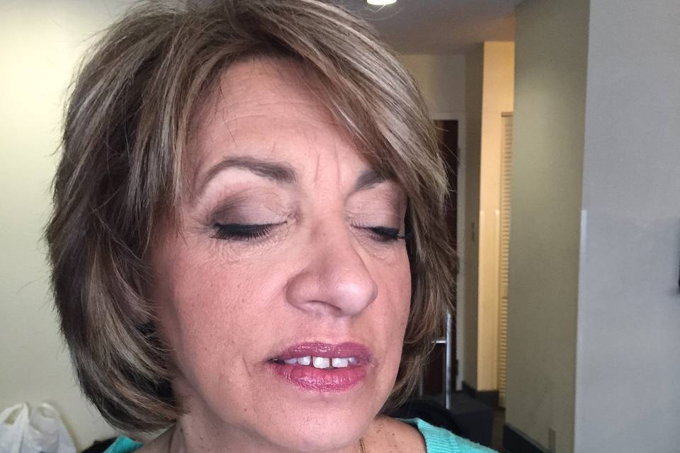 Makeup for the bride's mother