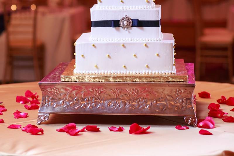 Details matter, perfect modern buttercream cake. Buckner Wedding.Photo Credit: BM-Photography