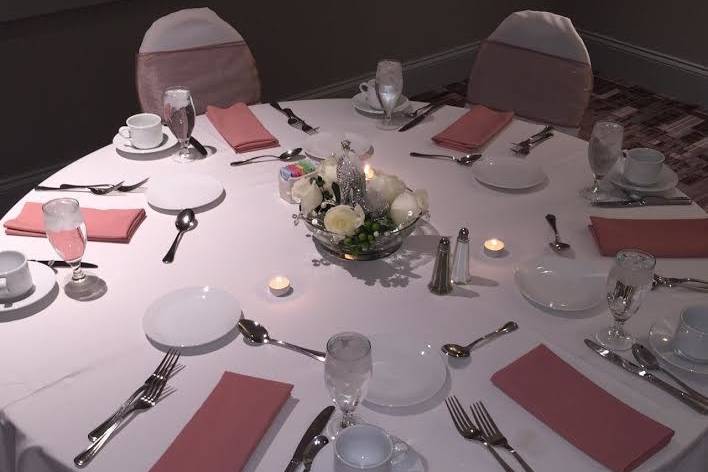 Round table setting