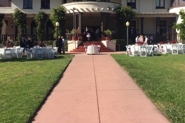 Outside dining with a sweetheart table