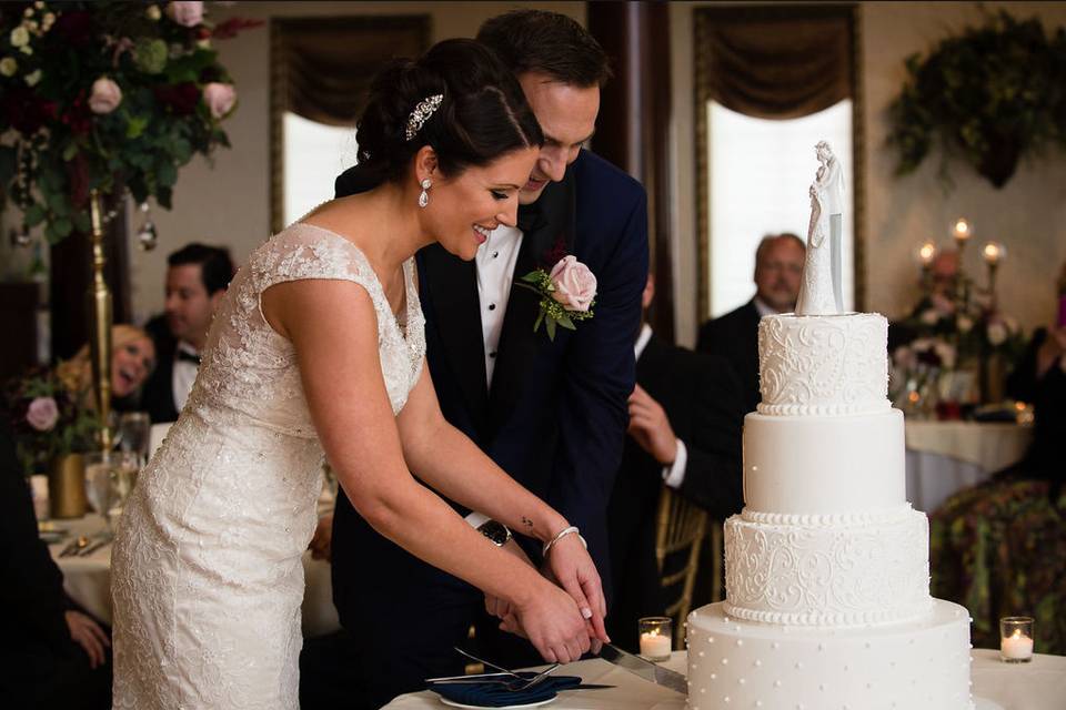 Emily and Robert cutting their wedding cake (Michael Novo Photography)