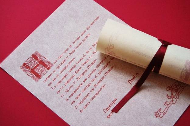 Medieval style
Invitation designed by the Menta Designs Studio, it's printed in ivory parchment paper of 165 grams and wax sealed in bordeaux color. Bordeaux tie is included. Size 29.7x21cm.