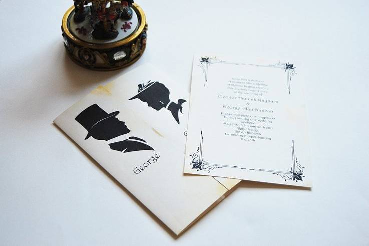 20's style triptic invitation
Vintage style invitation. Size is 14,5x20 cm, printed on Rives Designs Ivory paper. Each invitation comes along with a Rives Designs Ivory envelope, sized 16x22cm.