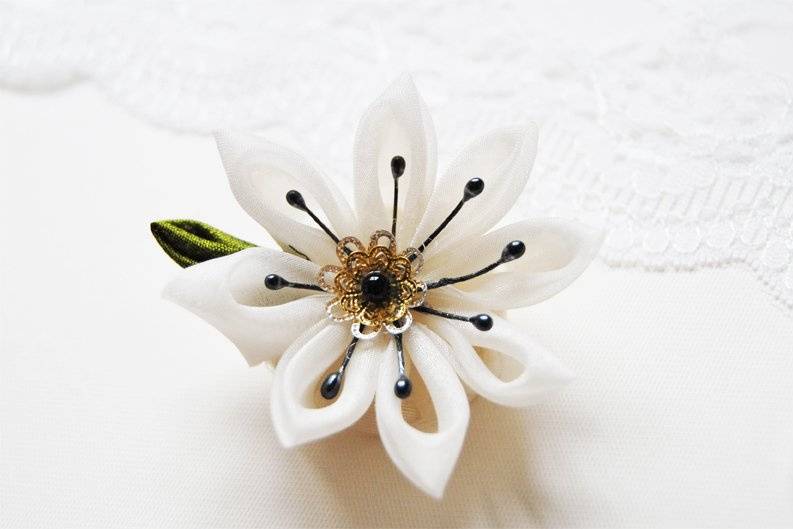 Kanzashi brooch organza
Kanzashi brooch made from white organza in a artesanal way. You won't find any product like this, it's a design from the artist Lelia Álvareaz. We also realize custom models, you can contact us through our contact form.