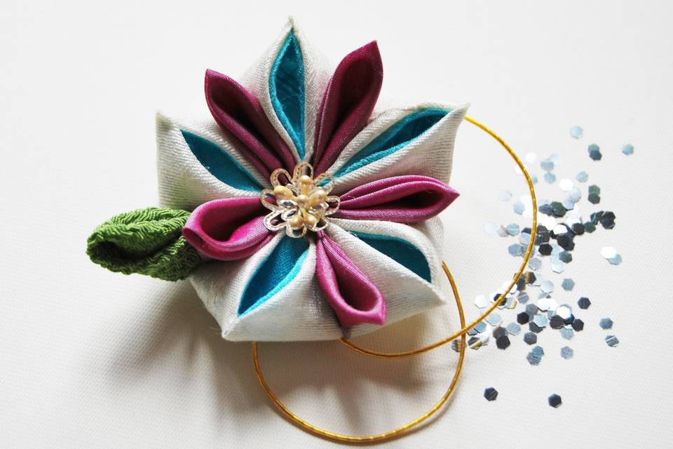 Kanzashi silk brooch
Kanzashi brooch, made artesanally with japanese silk Dupioni. You won't find any product like this, it's a original design from the artist Lelia Álvarez. We also realize custom models, you can contact us through our contact form.