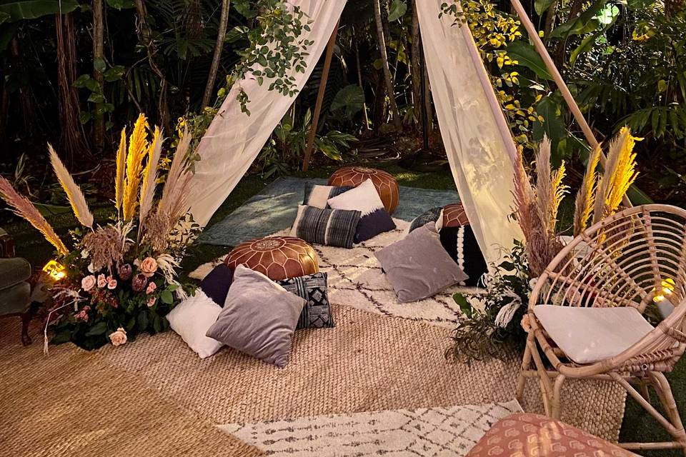 Boho tent lounge