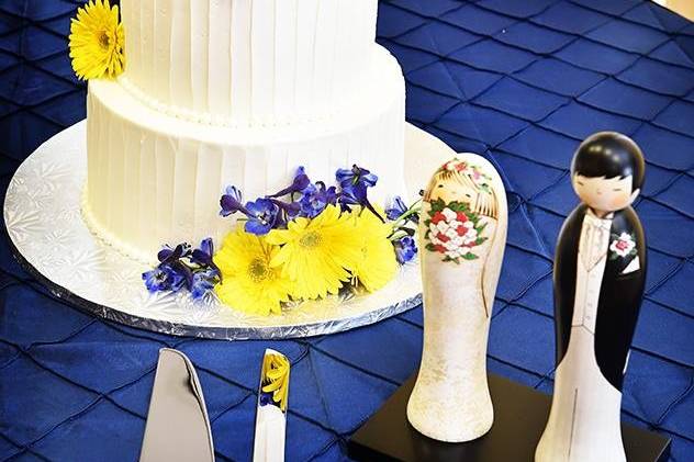 Wedding cake and figurines