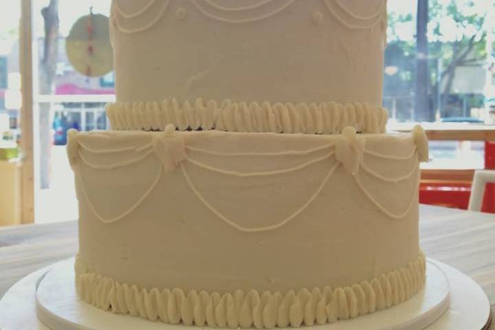 2-tier traditional wedding cake