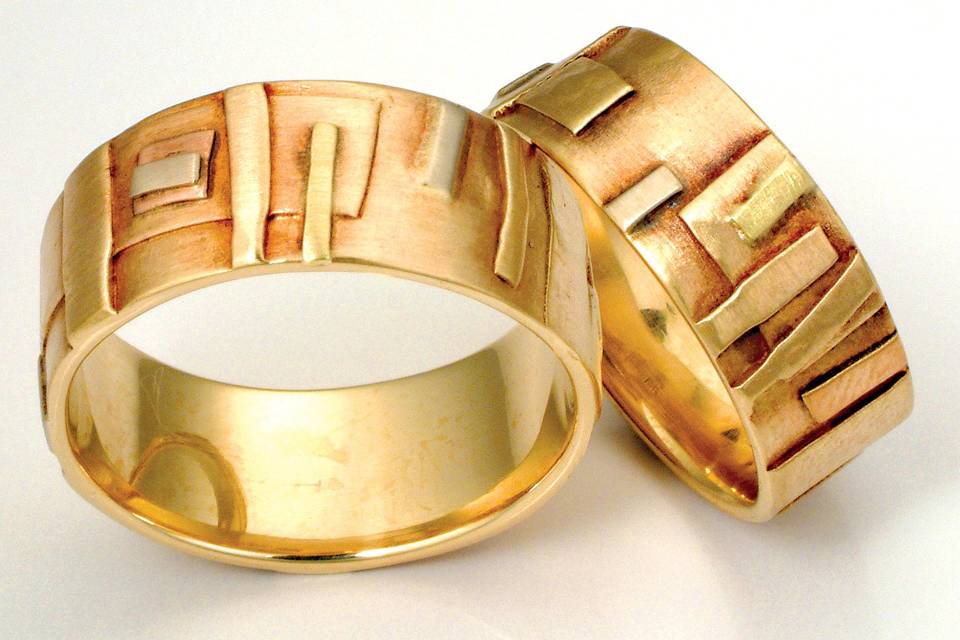 The Echo Band.
14k and 18k gold custom handmade wedding bands available in yellow or white gold, with colored gold accents.