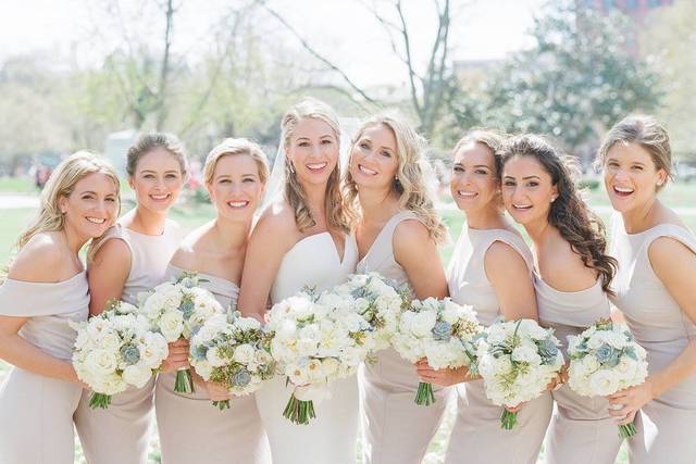 Group photo with the bridesmaids | Jodi and Kurt Photogrpahy