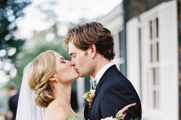 Couple kissing | Eric Kelley Photography