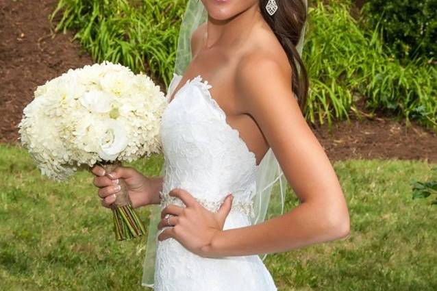 Bride with a white bouquet | Amie Decker Beauty
