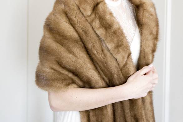 Bride in brown fur shawl | Sweet Tea Photography