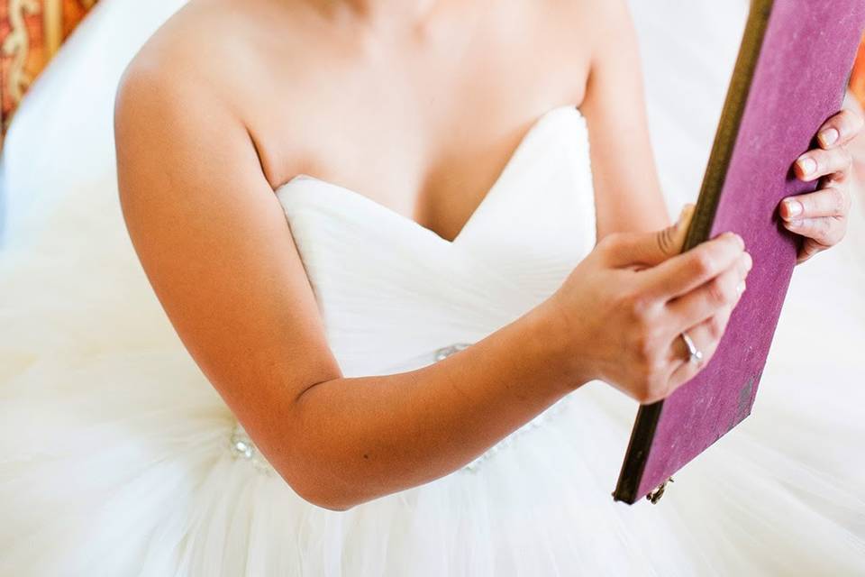 Bride looking into the mirror | Michelle Vantine Photography