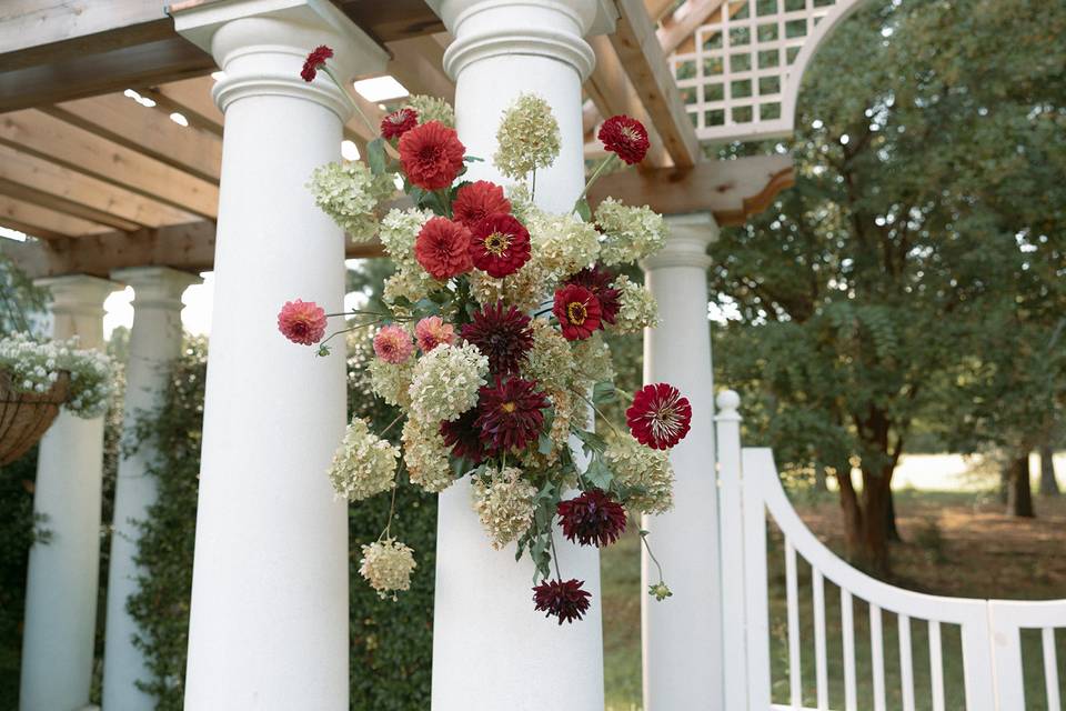 Column floral piece for ceremo