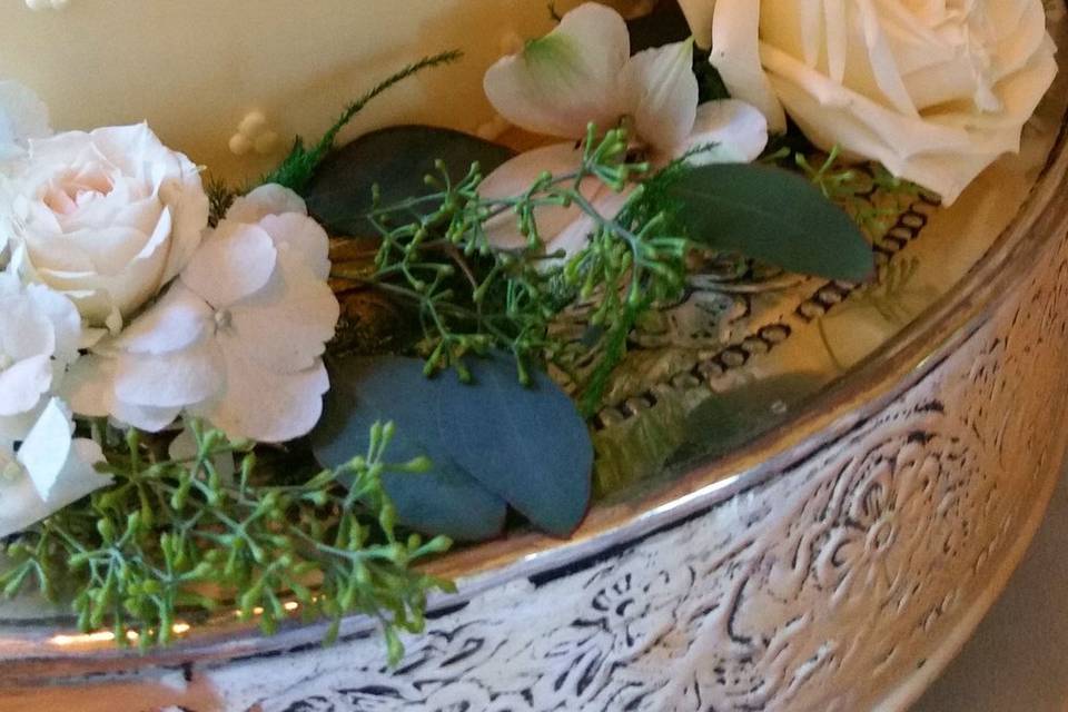 Rose decoration on the wedding cake