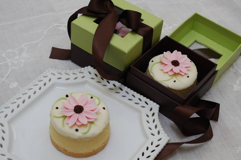 Take home cakes as favors for each guest!