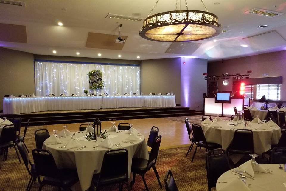 Head table w/dance floor