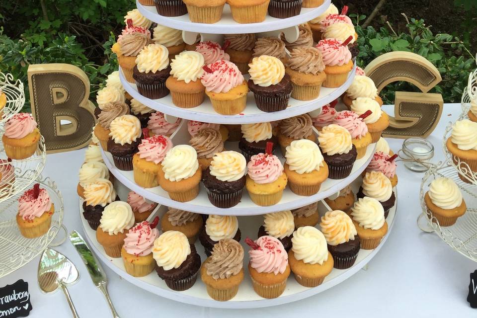 Cupcake tower with cutting cake