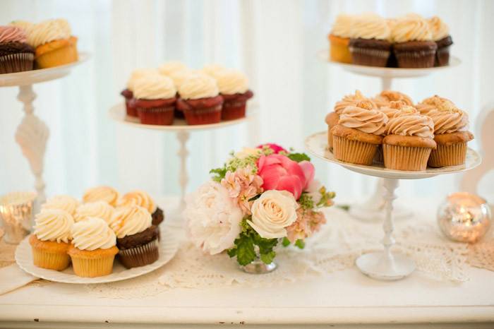 Natalie franke's wedding cupcakes | Photo by Katelyn James Photography