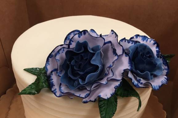 Classic ridged wedding cake with fondant flowers