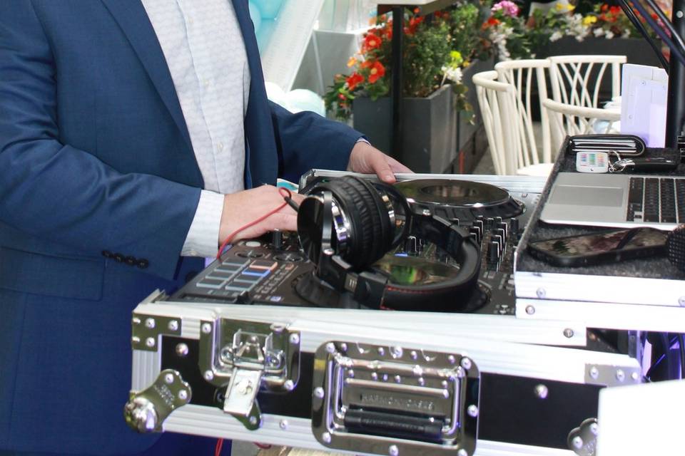 Joe-at-booth-garden-room.jpg