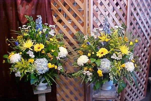 large ceremony urns in whites with hint of yellows.
