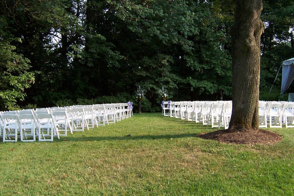 Large ceremony on side lawn