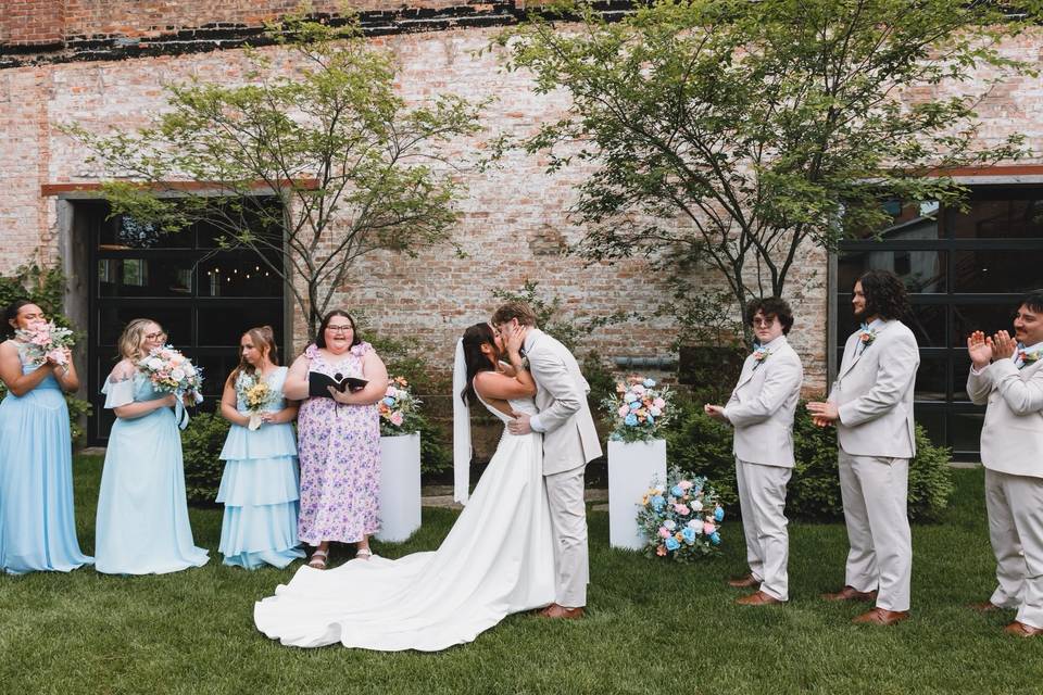 Ceremony kiss
