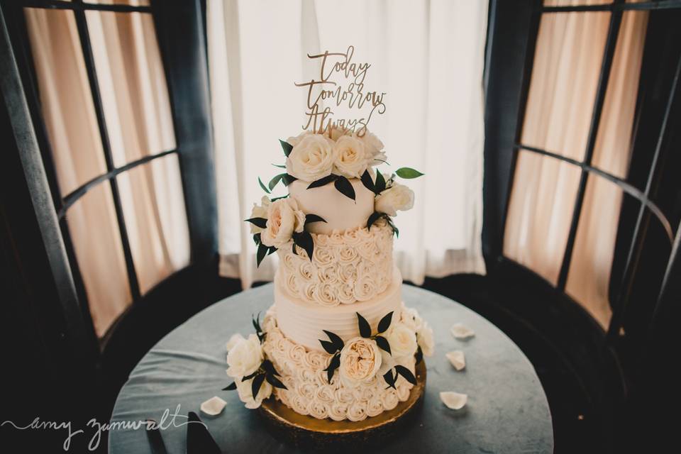 Black & Gold Wedding Decor with Ivory & Burgundy Centerpieces at The  Carlisle Room in Dallas, …