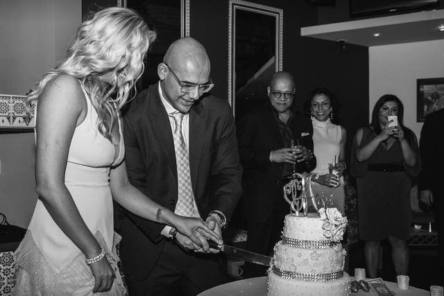 Couple cake cutting