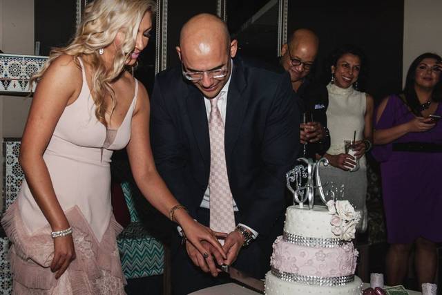 Couple cake cutting