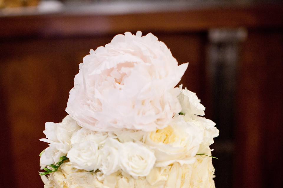 Rustin Romance with shaved white chocolate
Large Peony and roses
