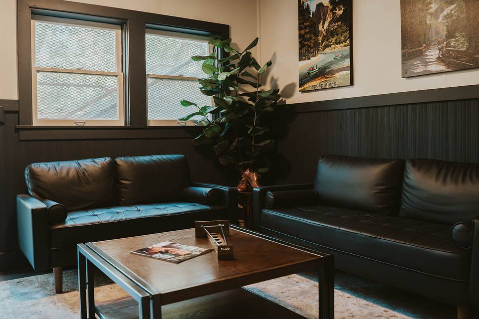 Groom's Den Lounge