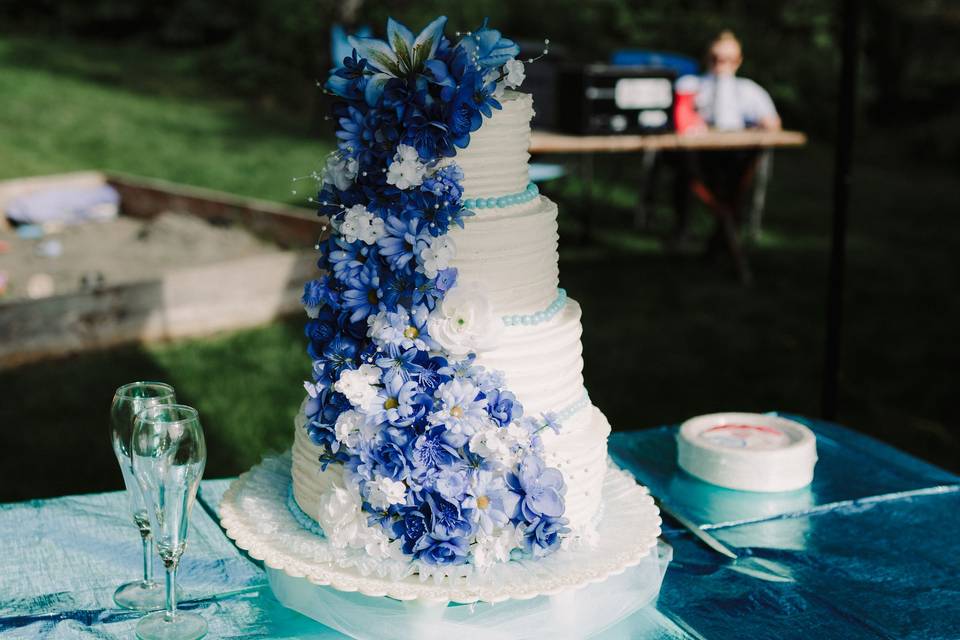 Yes we provide cakes