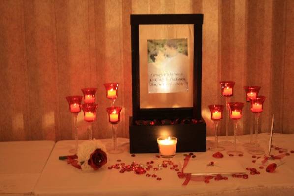Couples fountain marquee at guest sing in table