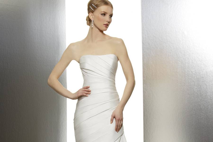 T 606Fall 2013This simple and classic satin trumpet style has a pleated bodice with a neckline that gently dips into a soft sweetheart. The lace-up back ties this look together.