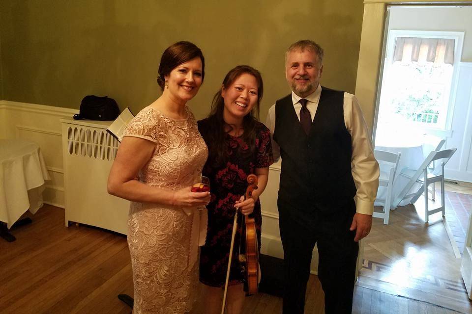 Newlyweds with the wedding musician